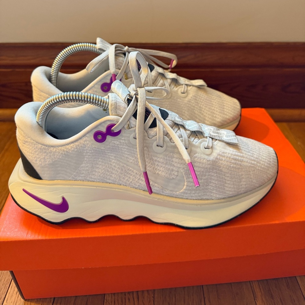 NIKE MOTIVA PHOTON DUST/PHOTON DUST Women’s Size 8 Comfy Sneakers!